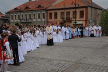 Tłumy wiernych na procesjach Bożego Ciała