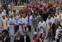 Tłumy wiernych na procesjach Bożego Ciała