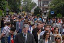 Tłumy wiernych na procesjach Bożego Ciała