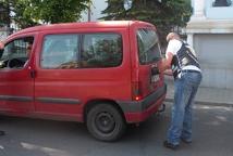 Policjanci patrolują ulice razem z… księdzem