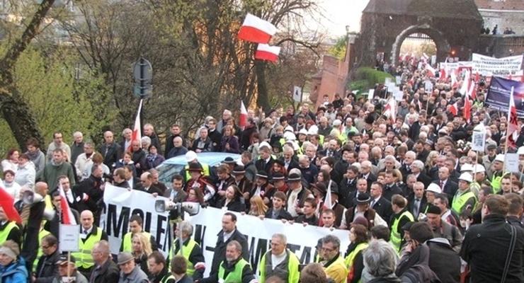 Tłumy w rocznicę pogrzebu pary prezydenckiej (foto)