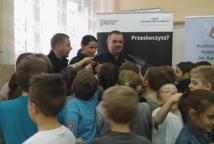 Jacek Sobecki ze swoimi podwładnymi oblężeni przez dzieci