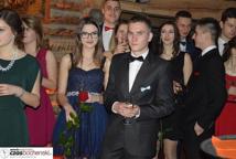 Maturzyści rozpoczęli studniówkowe bale