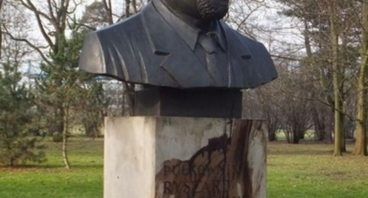 Kolejna profanacja popiersia płk. Kuklińskiego