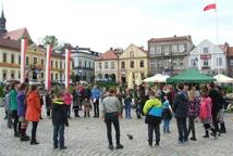 Rozdawane flagi, biało-czerwone policzki - radosny 2 Maja