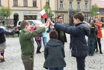 Rozdawane flagi, biało-czerwone policzki - radosny 2 Maja