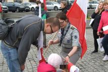 Rozdawane flagi, biało-czerwone policzki - radosny 2 Maja