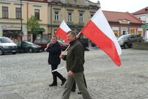 Rozdawane flagi, biało-czerwone policzki - radosny 2 Maja