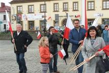 Rozdawane flagi, biało-czerwone policzki - radosny 2 Maja