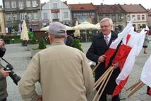 Rozdawane flagi, biało-czerwone policzki - radosny 2 Maja