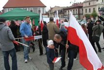 Rozdawane flagi, biało-czerwone policzki - radosny 2 Maja