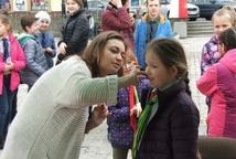 Rozdawane flagi, biało-czerwone policzki - radosny 2 Maja