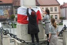 Rozdawane flagi, biało-czerwone policzki - radosny 2 Maja