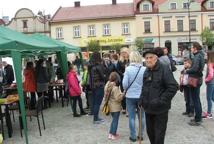 Rozdawane flagi, biało-czerwone policzki - radosny 2 Maja