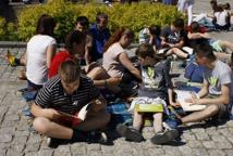 Czytelniczy flash mob zawładnął rynkiem - Foto