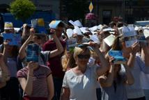 Czytelniczy flash mob zawładnął rynkiem - Foto