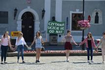 Czytelniczy flash mob zawładnął rynkiem - Foto