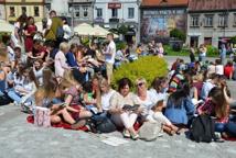 Czytelniczy flash mob zawładnął rynkiem - Foto