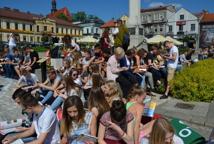 Czytelniczy flash mob zawładnął rynkiem - Foto