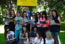 Czytelniczy flash mob zawładnął rynkiem - Foto