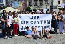 Czytelniczy flash mob zawładnął rynkiem - Foto