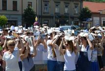 Czytelniczy flash mob zawładnął rynkiem - Foto