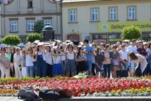 Czytelniczy flash mob zawładnął rynkiem - Foto