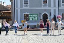 Czytelniczy flash mob zawładnął rynkiem - Foto