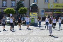 Czytelniczy flash mob zawładnął rynkiem - Foto