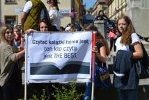 Czytelniczy flash mob zawładnął rynkiem - Foto