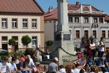 Czytelniczy flash mob zawładnął rynkiem - Foto