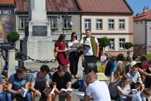 Czytelniczy flash mob zawładnął rynkiem - Foto