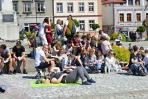 Czytelniczy flash mob zawładnął rynkiem - Foto