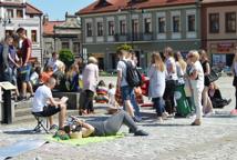 Czytelniczy flash mob zawładnął rynkiem - Foto