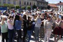 Czytelniczy flash mob zawładnął rynkiem - Foto