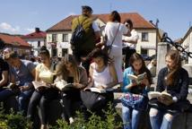 Czytelniczy flash mob zawładnął rynkiem - Foto