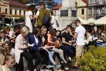 Czytelniczy flash mob zawładnął rynkiem - Foto