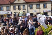 Czytelniczy flash mob zawładnął rynkiem - Foto