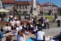 Czytelniczy flash mob zawładnął rynkiem - Foto