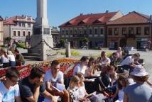 Czytelniczy flash mob zawładnął rynkiem - Foto