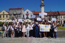 Czytelniczy flash mob zawładnął rynkiem - Foto