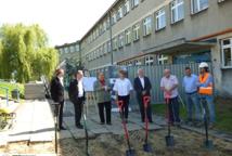 Ruszyła budowa sali – pierwsze łopaty już wbite