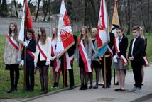 Jeszcze raz przemaszerowali pod pomnik katyński