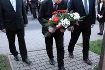 Jeszcze raz przemaszerowali pod pomnik katyński