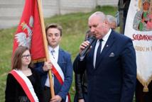 Jeszcze raz przemaszerowali pod pomnik katyński