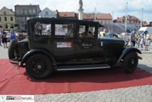 Zabytkowe pojazdy na Rynku