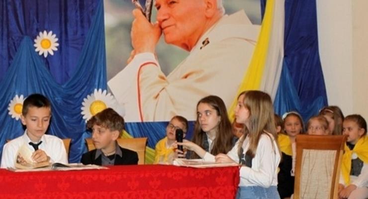 Uczniowie SP Nr 7 Janowi Pawłowi II 