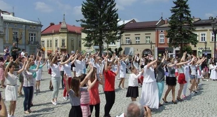 Brzesko: Fishmob dla Jana Pawła II