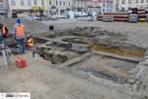 Cmentarz z XIV wieku - co kryje ziemia pod asfaltem i brukiem?
