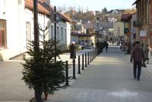 Osobliwe dekoracje na placu przed szybem Sutoris